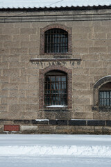 ブロック倉庫の外壁の窓
