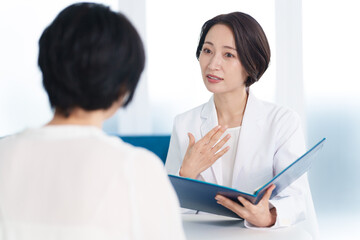 レディースクリニックで診察を受ける女性