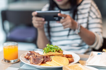 Obraz na płótnie Canvas woman traveller take selfie her breakfast