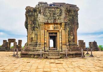 Obraz premium Phnom Bakheng - 9th century hilltop Hindu temple complex built by Khmer King Yasovarman at Siem Reap, Cambodia, Asia