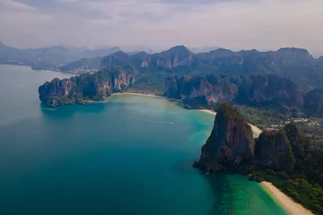 Crédence de cuisine en verre imprimé Railay Beach, Krabi, Thaïlande Railay Beach Krabi Thailand, the tropical beach of Railay Krabi, view from a drone of idyllic Railay Beach in Thailand in the evening at sunset with a cloudy sky