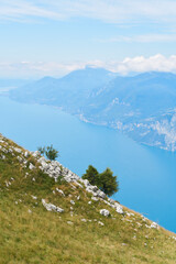 Fototapeta na wymiar atemberaubender Blick vom Gipfel des Monte Baldo auf den blauen Gardasee bei Malcesine in Italien