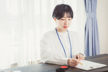 契約書にサインする　business