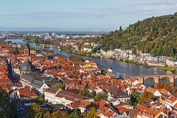Blick über die Altstadt von Heidelberg mit der Alten Brücke. Auf der rechten Seite des Neckars der Stadtteil Neuenheim, mit dem Hang des Heiligenbergs. Baden-Württemberg, Deutschland - obrazy, fototapety, plakaty
