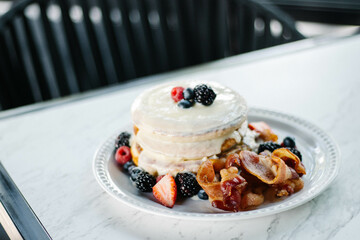 Hot cakes de crema pastelera con frutos rojos y tocino 