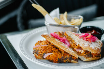 Sandwich de cochinita pibil y frijoles 