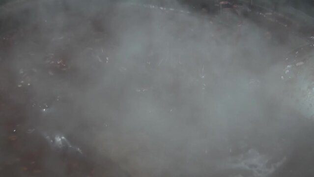 찹쌀과 맵쌀을 섞은 새알심을 팔팔 끓는 팥죽에 넣어 맛있는 팥죽 완성