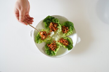 매콤한 버섯볶음을 얹은 버터헤드레터스