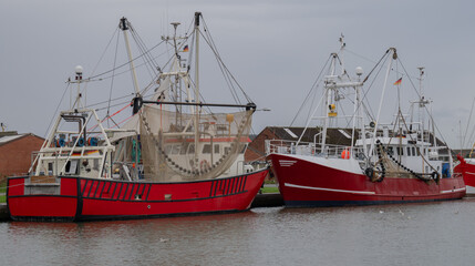 Fischereihafen von Büsum an der deutschen Nordseeküste liegen verschiedene Fischerboote vor Anker - 678535545