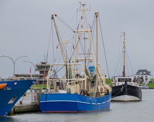 Fischereihafen von Büsum an der deutschen Nordseeküste liegen verschiedene Fischerboote vor Anker - 678535588