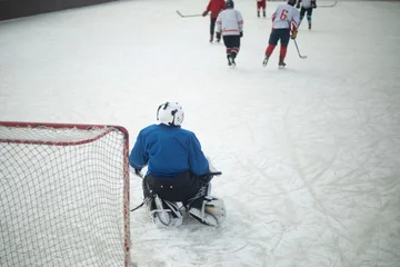 Foto op Plexiglas Hockey player defends goal. Goalie on ice. Playing hockey. © Олег Копьёв