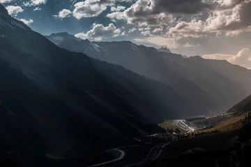Crédence de cuisine en verre imprimé Himalaya Zoji la pass is one of the most dangerous road in the world. the road is very narrow so if two truck meet each other, it will be a problem. But this road has amazing view because of the himalayas
