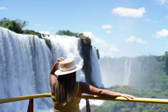 Garota nas Cataratas do Igua&ccedil;u