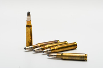 Obraz premium Amunicja myśliwska, naboje do sztucera izolowane na jasnym tle