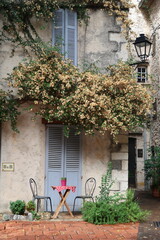 Ruelle pittoresque dans la vieille ville d’Antibes, dans les Alpes-Maritimes, en Provence, avec...