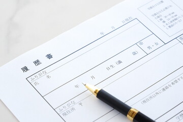 就職活動に必要な履歴書を手書きで記入する