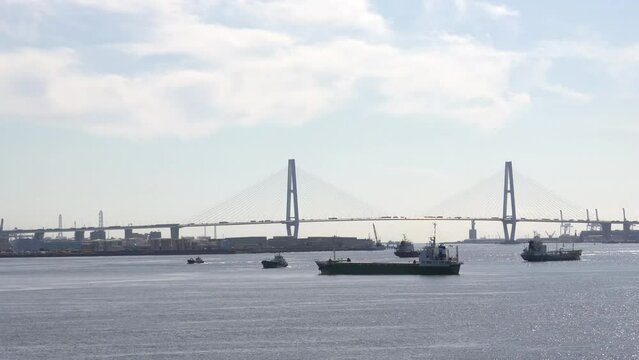 【交通】輸送船やクルマが行き交う都会の港風景