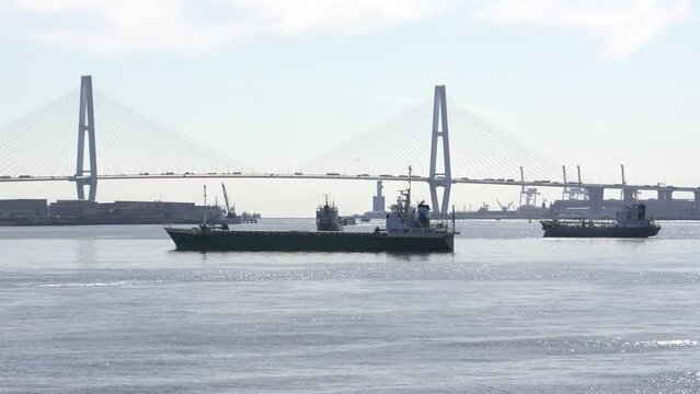 【交通】港を航行する船舶と交通量の多いつり橋