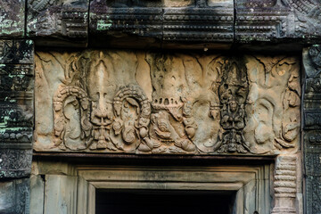 Fresque  sculptée au dessus d'une porte, Banteay Samré