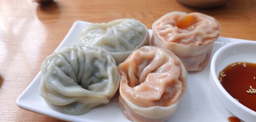Obraz na płótnie Canvas Korean dumplings with kimchi