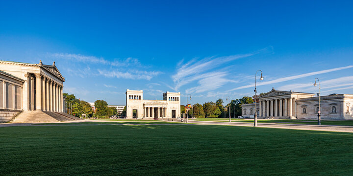 Germany, Bavaria, Munich, Koenigsplatz with Propylaea gate and Staatliche Antikensammlungen and Glyptothek museums in background
