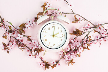 Alarm clock with cherry blossoms, switch to daylight saving time in spring, summer time changeover 