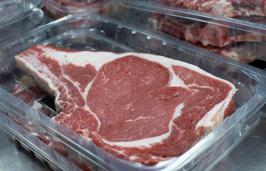 Chuleta prepaarda en su envase para su posterior venta