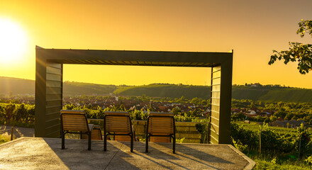 Sonnenuntergang am Weinkino in den Weinbergen der Weininsel beim Weinort Nordheim am Main an der...