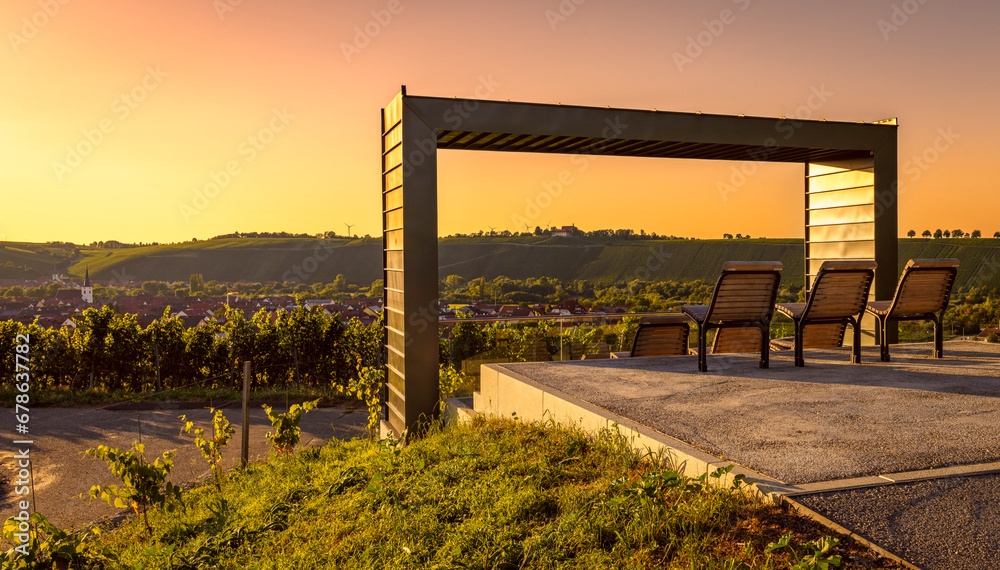 Wall mural Sonnenuntergang am Weinkino in den Weinbergen der Weininsel beim Weinort Nordheim am Main an der Volkacher Mainschleife, Landkreis Kitzingen, Unterfanken, Franken, Bayern, Deutschland