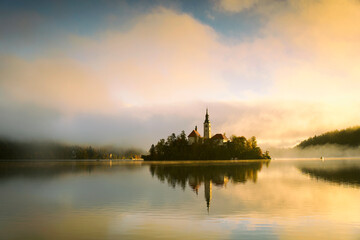 Fototapeta na wymiar sunrise at lake bled, slovenia IV