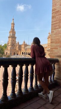 una mujer joven disfrutando de la vista 
 palza de Espa&ntilde;a, Sevilia , Espa&ntilde;a