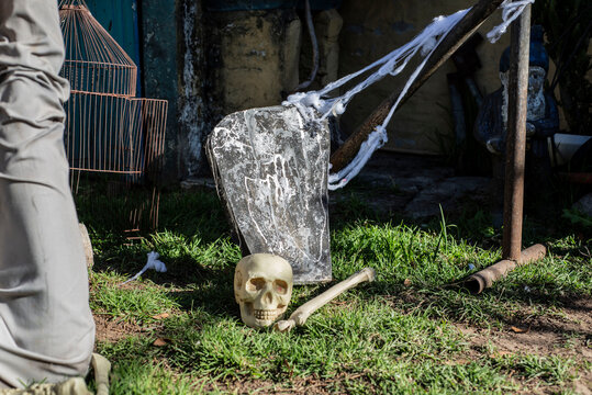 Decoraci&oacute;n de cementerio con esqueletos para halloween