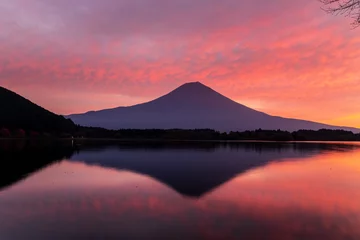 Fotobehang 田貫湖の水面に映る朝焼け富士山 © Umibozze