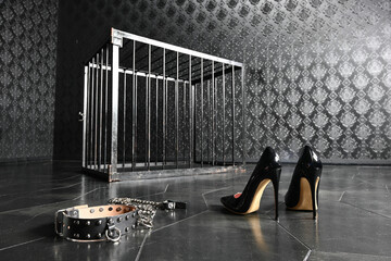 拘束具とハイヒール　 檻のある部屋で　SMプレイのイメージ　Harnesses and high heels placed in a room with cages