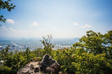 屋島の山頂から眺めた夏の香川県の街並みと天然の岩石