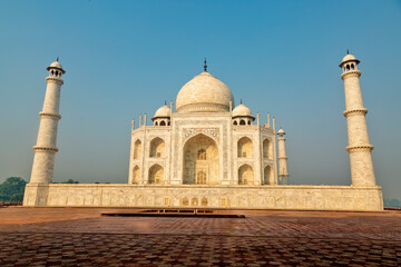 Fototapeta na wymiar the famous Taj Mahal building in Agra,India