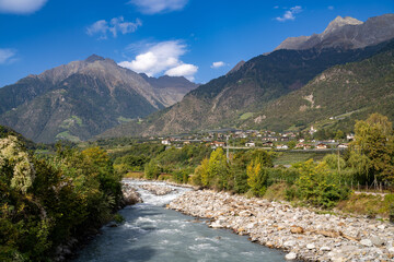Fototapeta na wymiar Algund in Südtirol - Italien und der Fluß Etsch