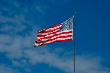 Bandeira Americana no Céu Azul | American Flag in Blue Sky
