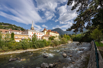 Fototapeta na wymiar Meran in Südtirol Promenade - Italien und der Fluß Etsch