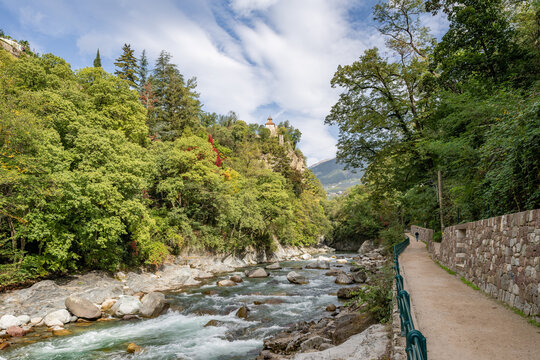 Algund in S&uuml;dtirol - Italien und der Flu&szlig; Etsch