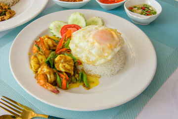 Shrimp and fried egg curry paste