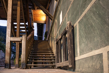 Alte Holztreppe zu einem Gasthaus in Algund - Südtirol