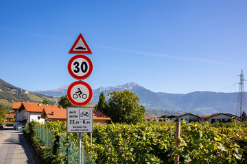 Algund in Südtirol - Hinweis Schild - Zone 30