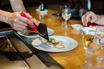 Obraz na płótnie Canvas Chef cooking in Japanese teppanyaki restaurant
