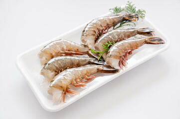 トレーに入ったブラックタイガー