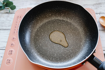 フライパンで温めるごま油