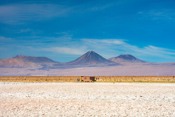 Atra&ccedil;&atilde;o tur&iacute;stia Laguna Piedras no deserto do Atacama. Lagoa com alta concentra&ccedil;&atilde;o de sal. 