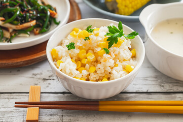 食事時のコーンご飯