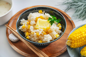 バターを乗せたトウモロコシの炊込みご飯
