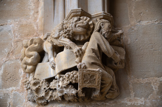 Detalle de un arco gótico con el evangelista san Marcos tallado con el león en la iglesia de Ujué, Navarra, España.
